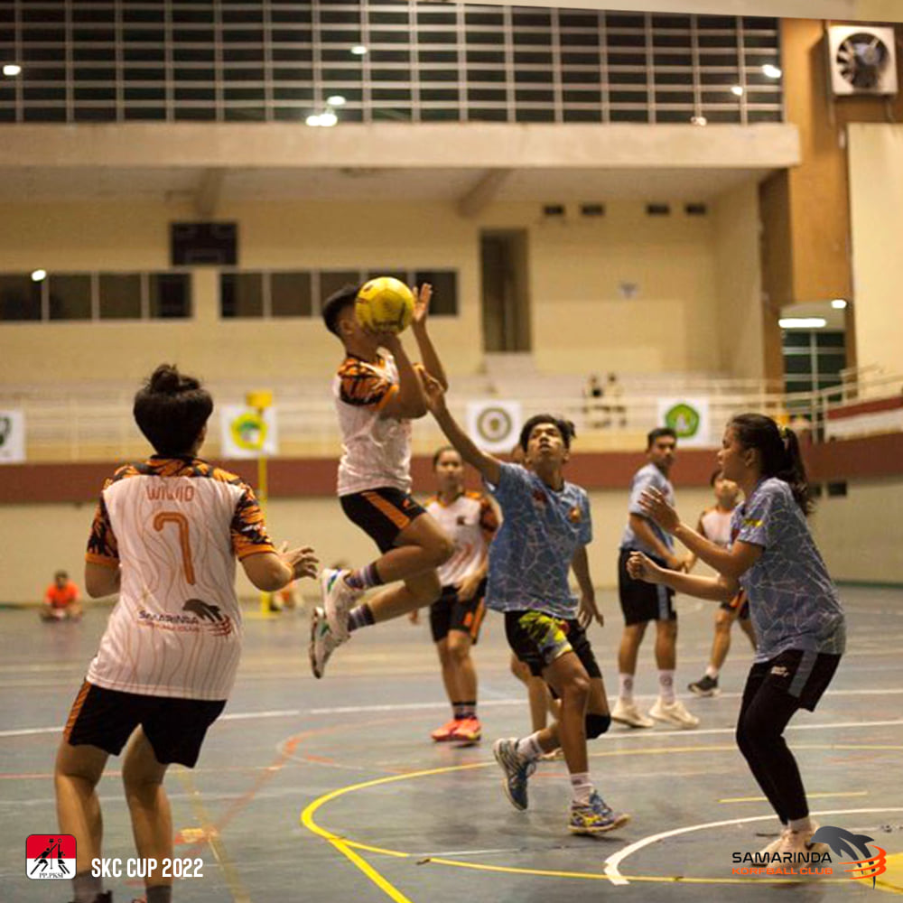 Sesi foto bersama dengan tim lawan setelah pertandingan persahabatan yang seru