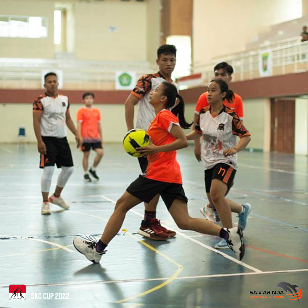 Penyerahan piala dan penghargaan di kejuaraan regional